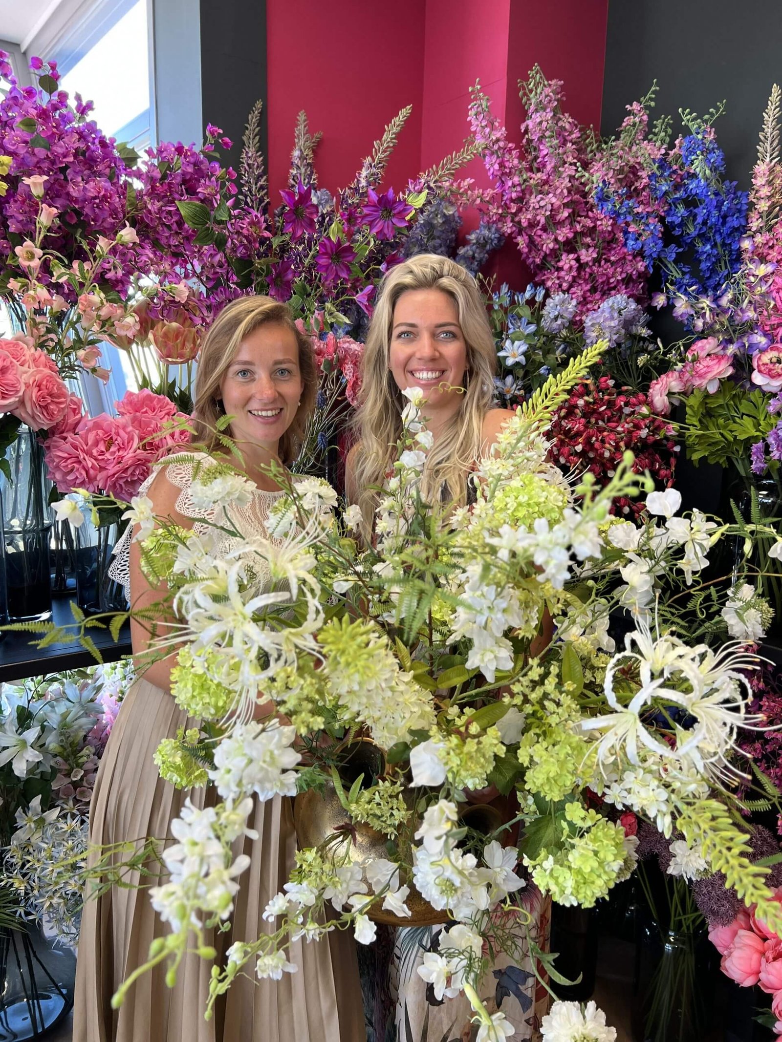 larissa en sabrina met boeket bloemen van flower artis bij larissa interior